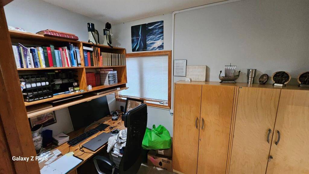 Spacious Office 3