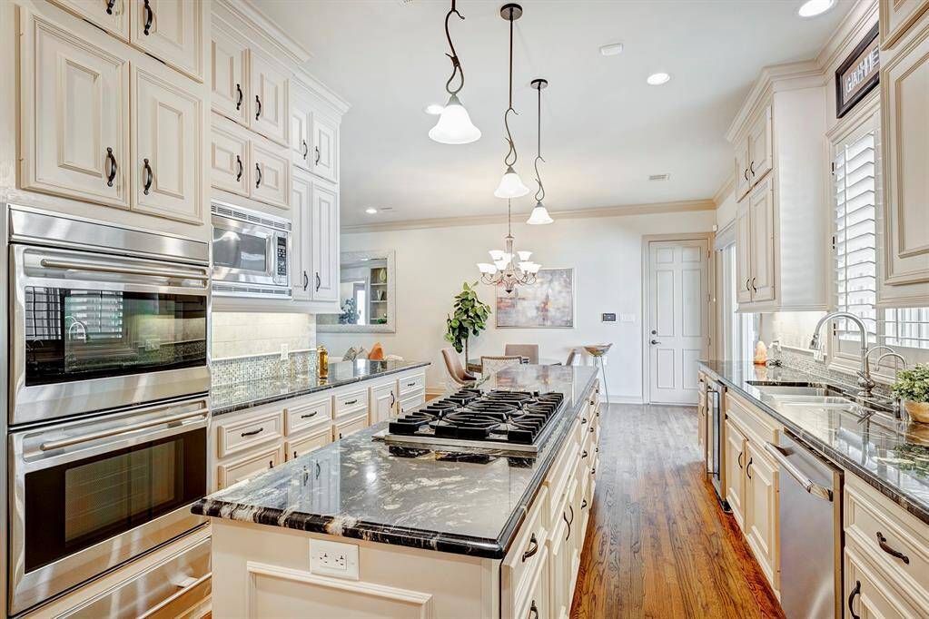Wolf Double ovens and 6 burner gas Viking cooktop. Thermador Dishwaher/SubZero Refrigerator,Eco Water filter system