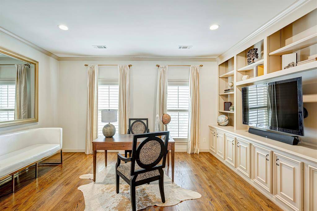 The private sitting room off the primary room. Multi purpose room.