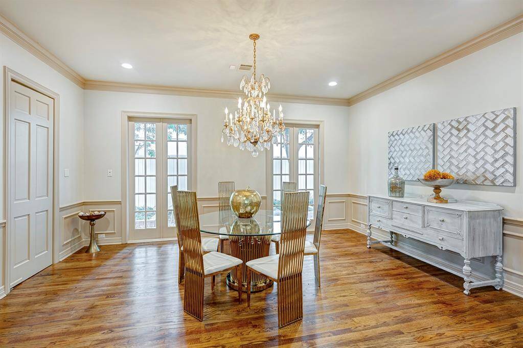 Striking Schonbek Chandelier with large crystals and cut glass column in center. Generous size dining room can handle a table for 10 or 12 with a rectangular one. Door to the left is to the butlers pantry.