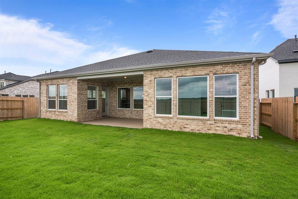 Welcome to The Begonia by David Weekley Homes. Move-In-Ready Now!