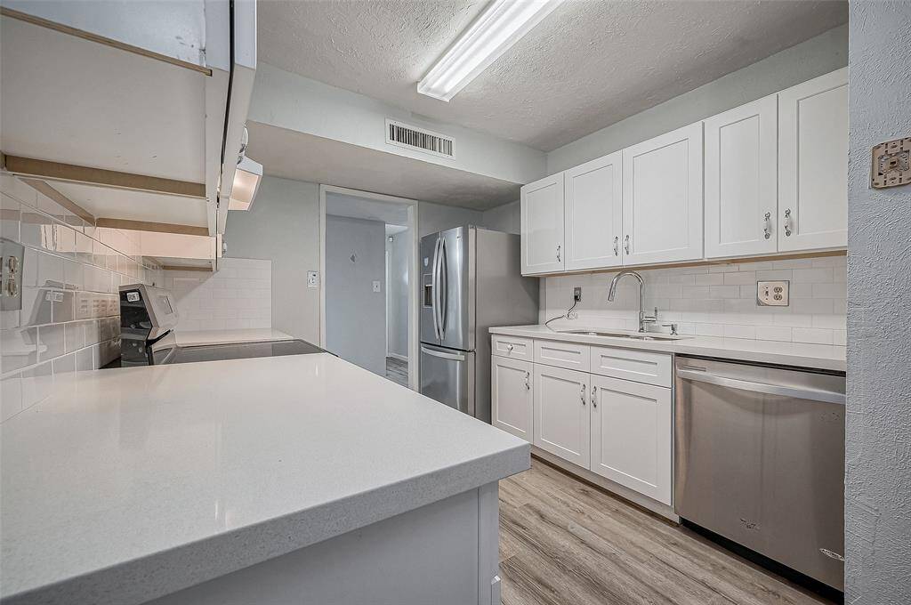 Updated kitchen is sure to please!