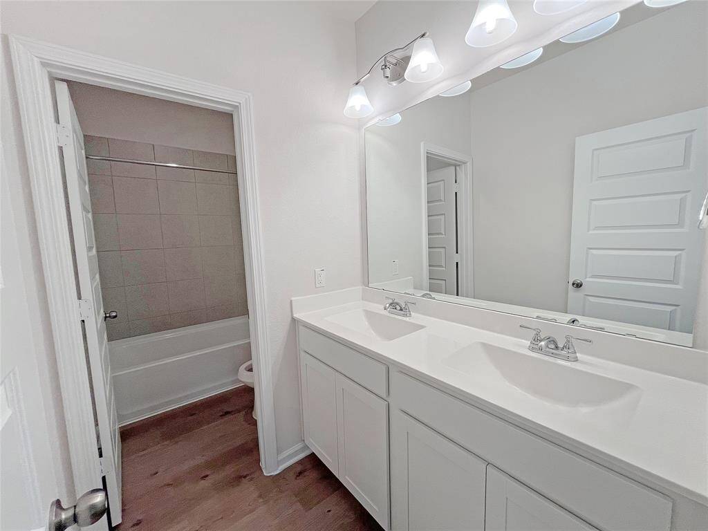 The Waring III- Secondary Bathroom