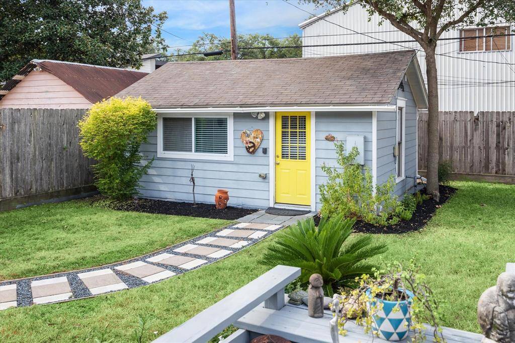 Just down the pathway, you'll find the charming 1/1 guest house with kitchenette! We love the bright yellow door that adds such a cheerful touch to this guest house!