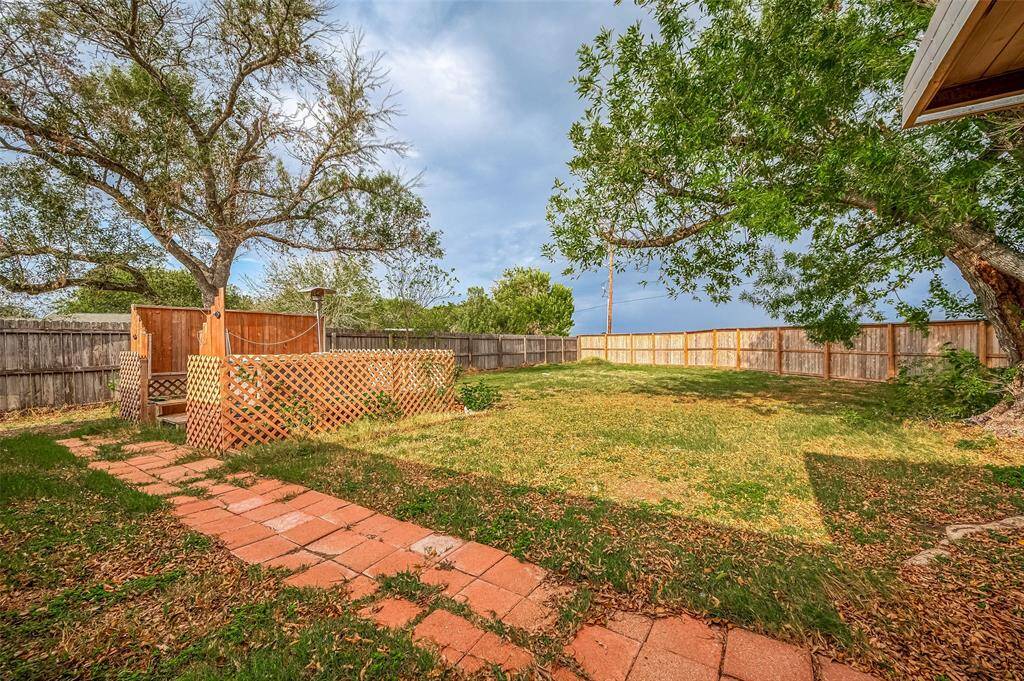 Enormous back yard with recent fence!