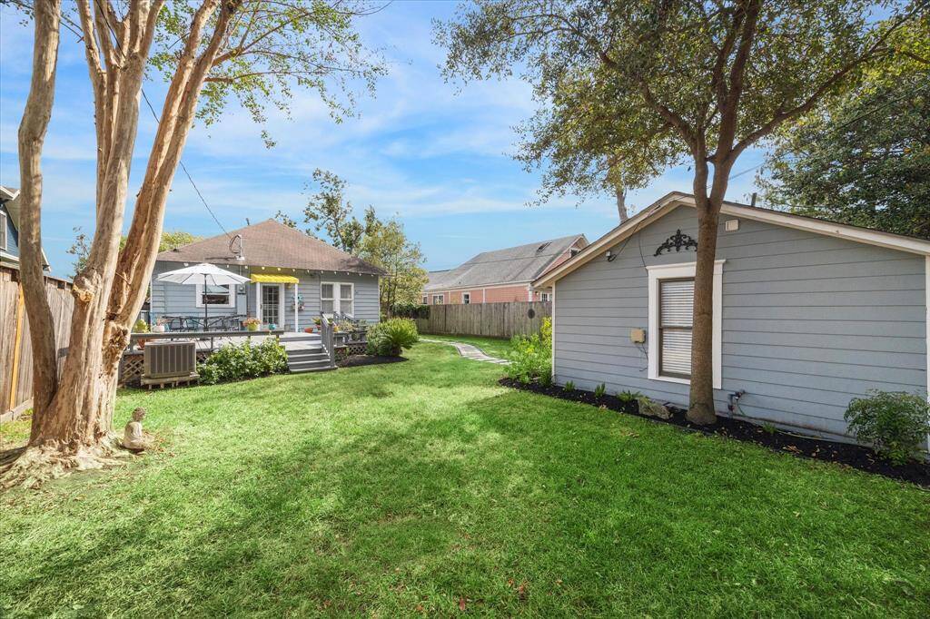 In addition to the spacious patio, you can also take advantage of the expansive greenspace in the backyard, ideal for outdoor leisure and activities.
