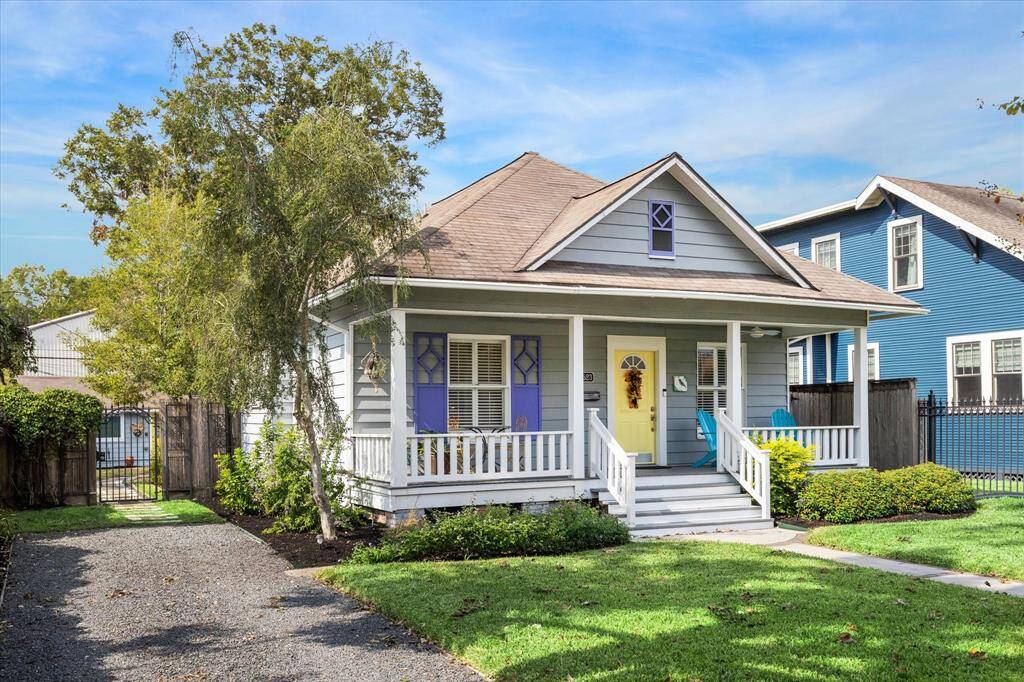 Just beyond the iron gate, you'll find a wonderful 1/1 guest house complete with a kitchenette.