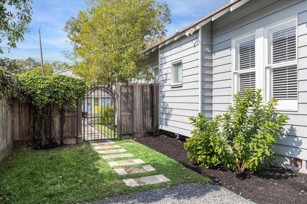 Private entrance to the gorgeous backyard and lovely walkway to the guesthouse.