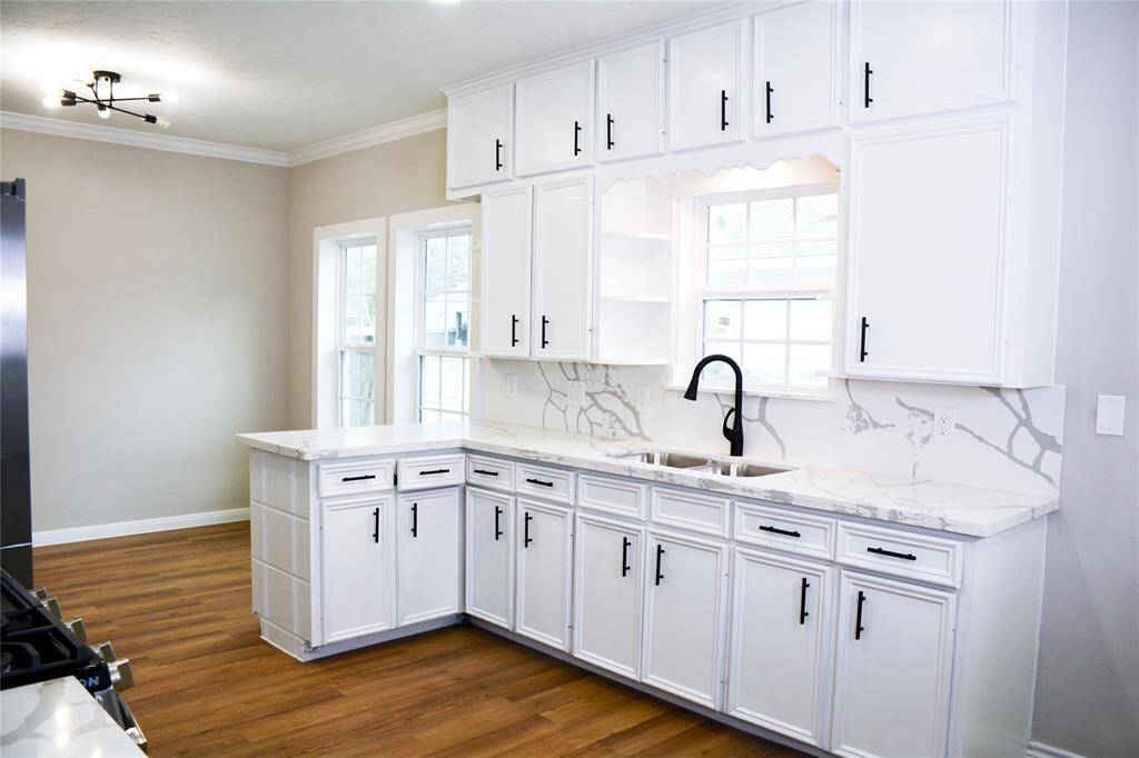 Imagine your self cooking for your family in this beautuful open kitchen