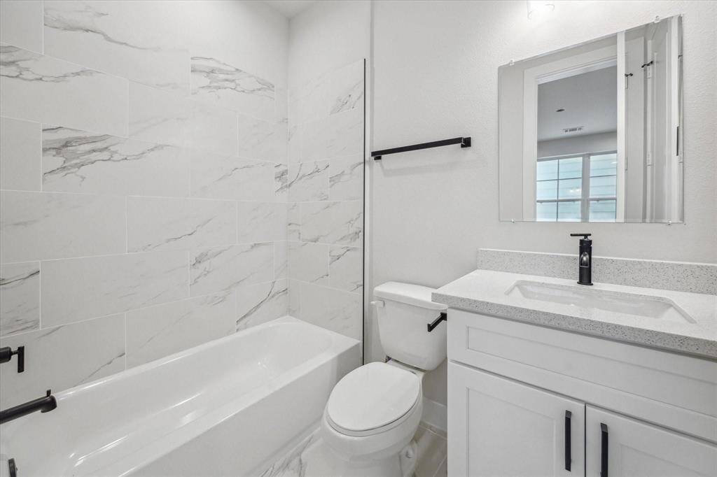 En-suite bath for the bedroom on the 3rd floor