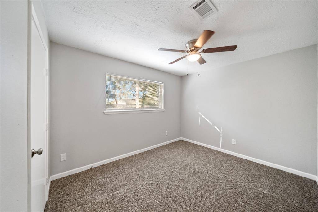 Secondary bedroom.