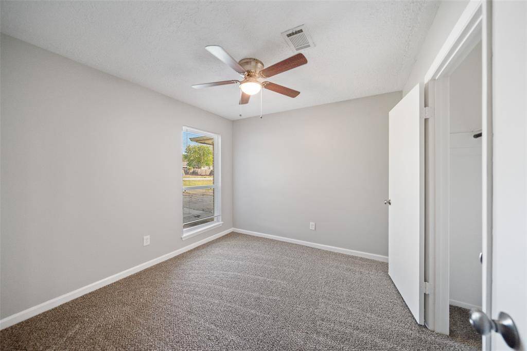 Secondary bedroom.
