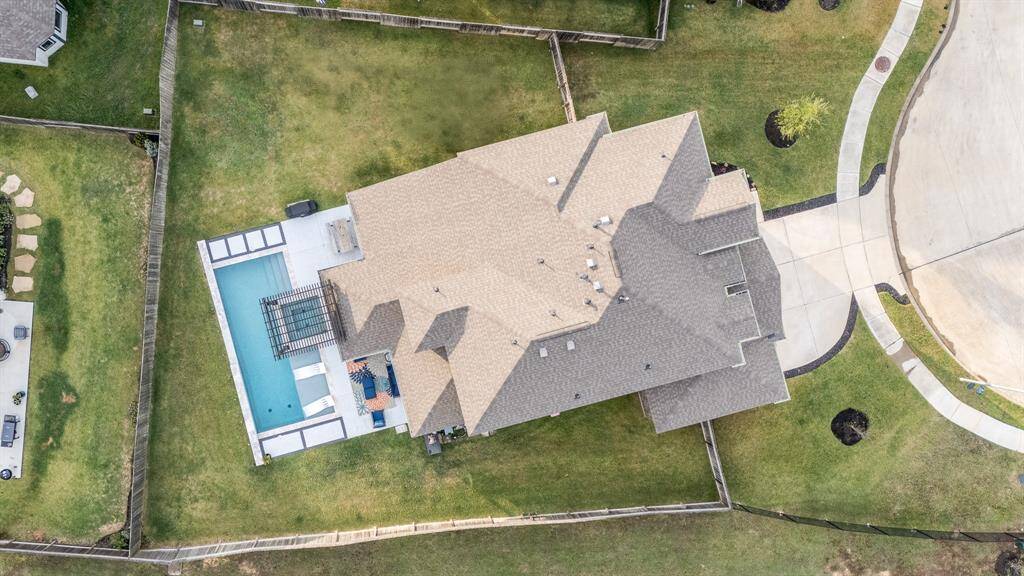 This bird's eye view highlights the spacious cul-de-sac lot with extra wide driveway and tons of green space!