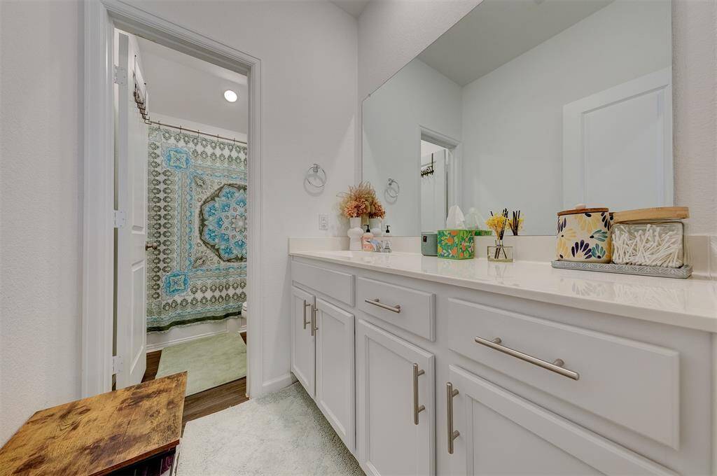 Up stairs full bath room