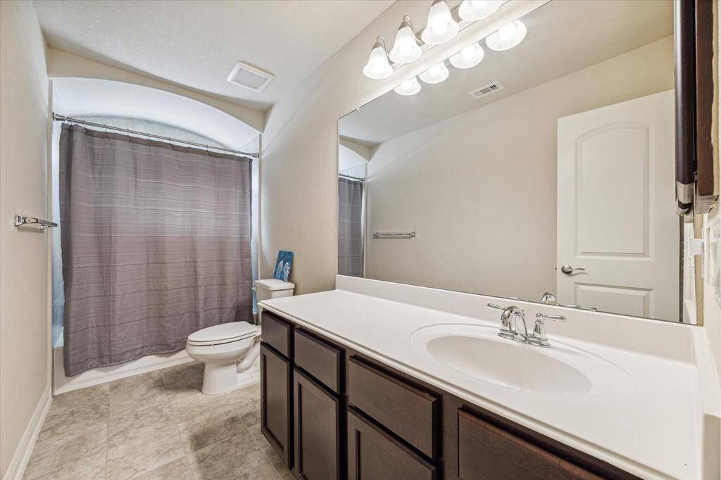 The other large secondary bathroom upstairs.