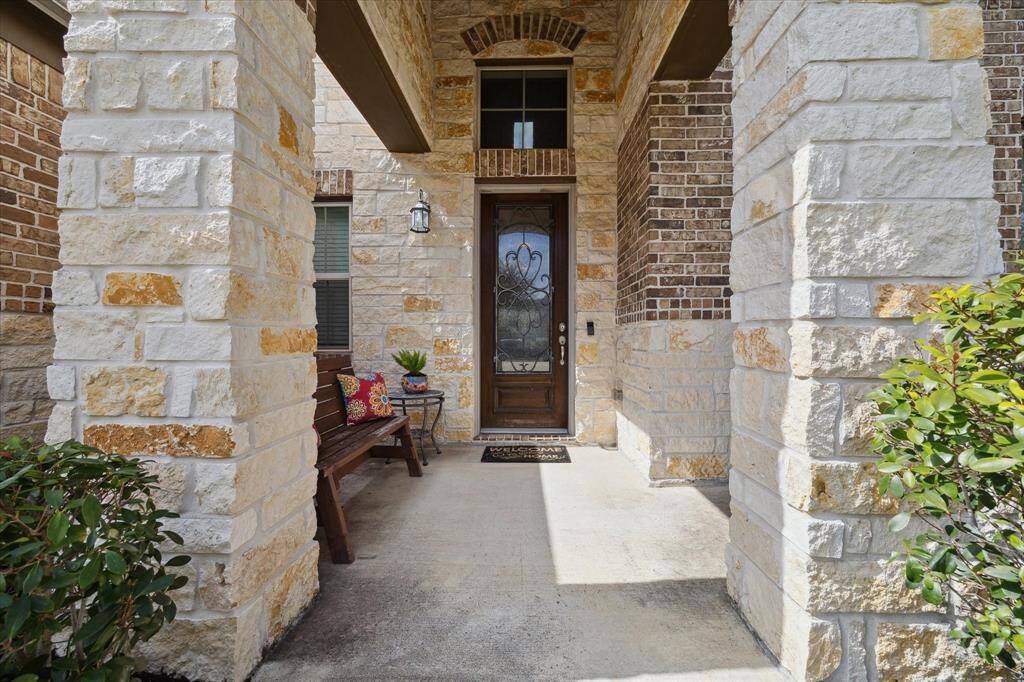 What an inviting entryway for your guest to arrive.