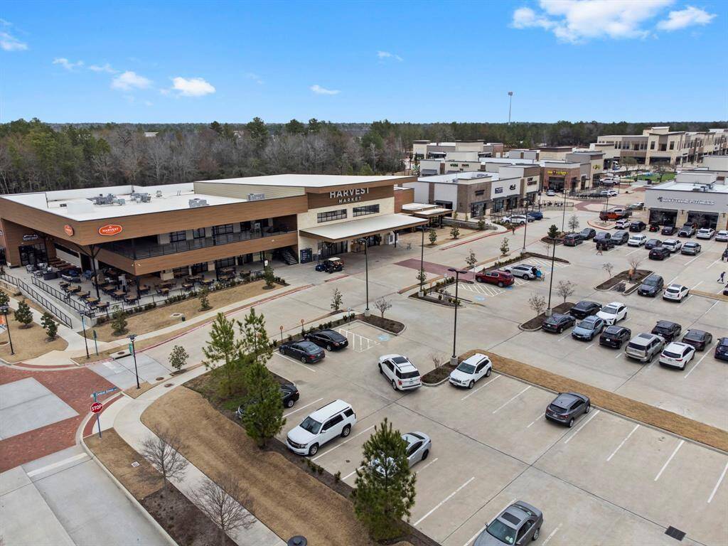 Neighborhood grocery store and shopping center is only minutes (or a golf cart ride) away!