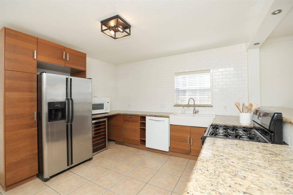 Large kitchen with lots of counter space!