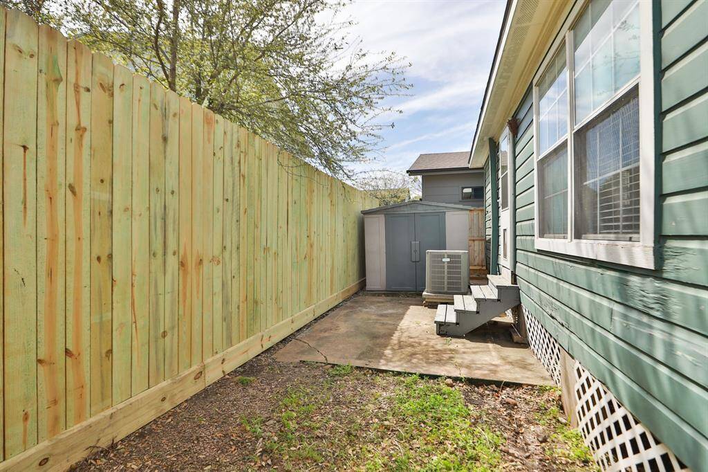 New fencing! Storage unit conveys with home!