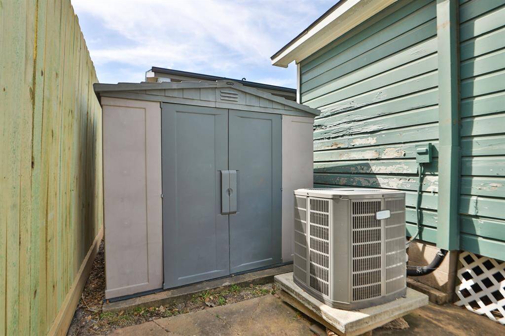 Condenser and close-up of storage unit.