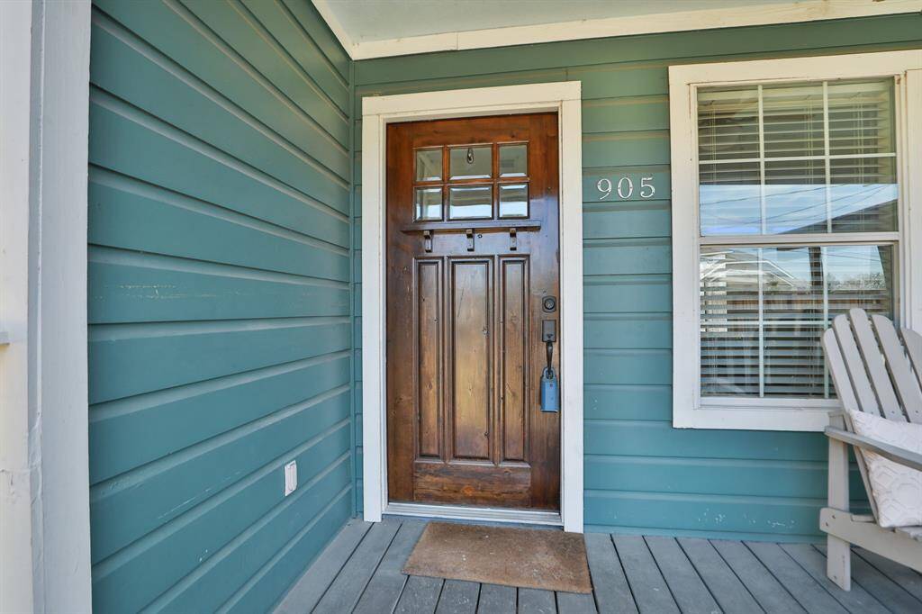Close-up of this beautiful front door.