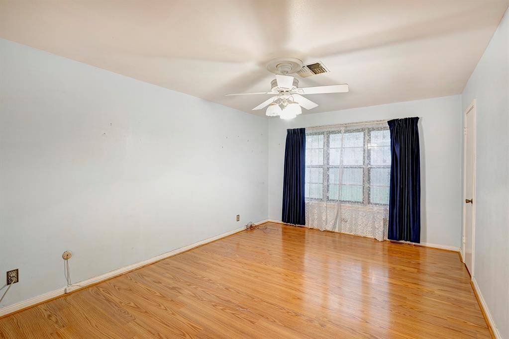 Downstairs primary bedroom with view to the backyard, direct access to the full bathroom and walk-in closet.