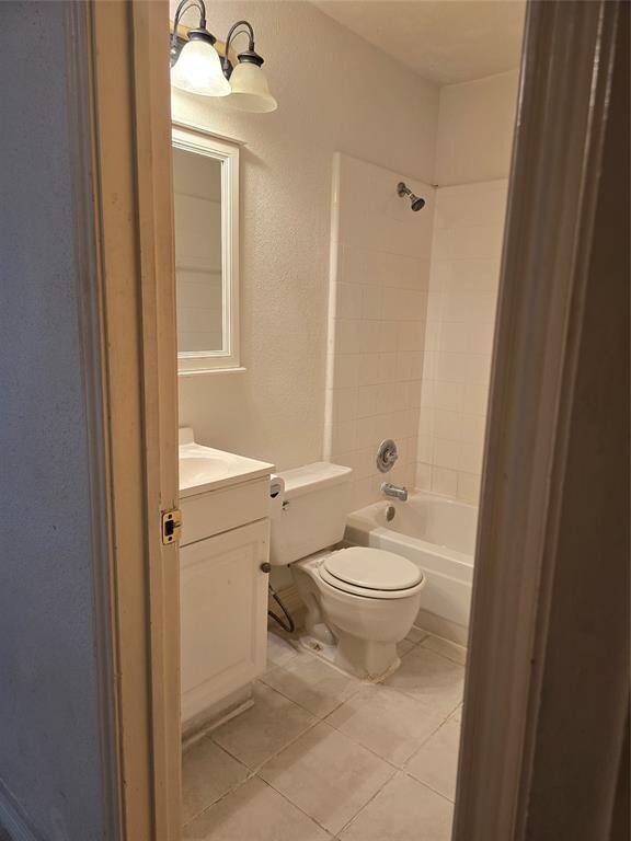 Secondary bathroom.