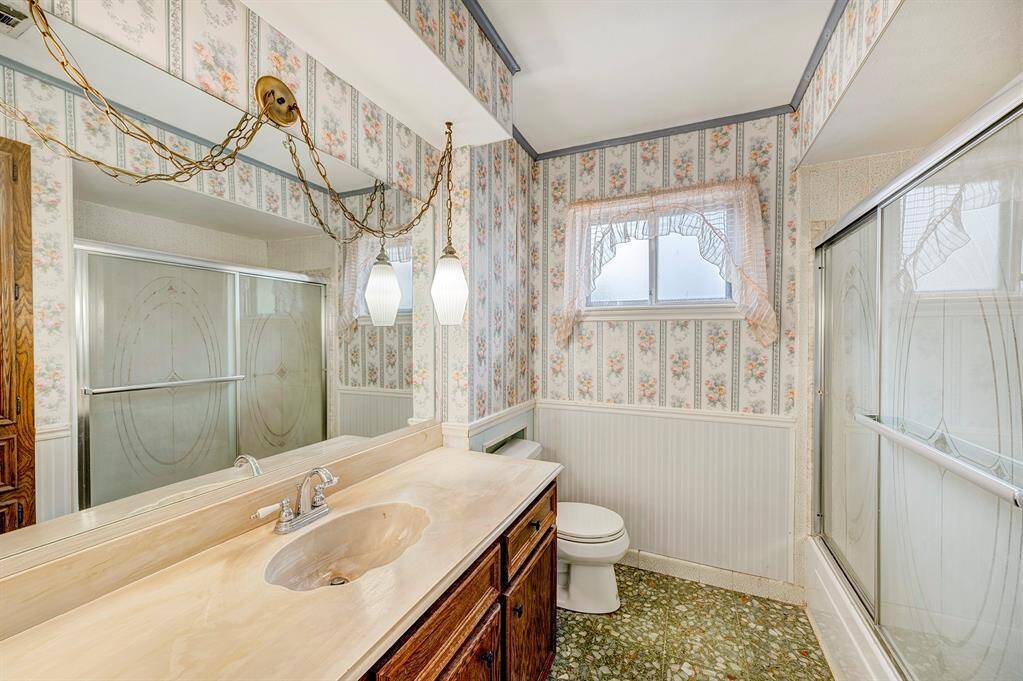 Hallway bathroom for the upstairs bedrooms features a shower/tub.