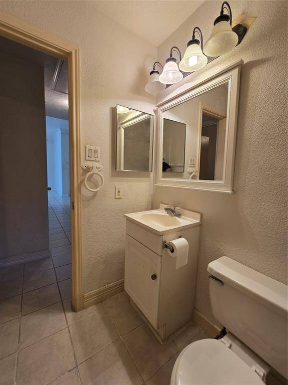 Secondary bathroom.