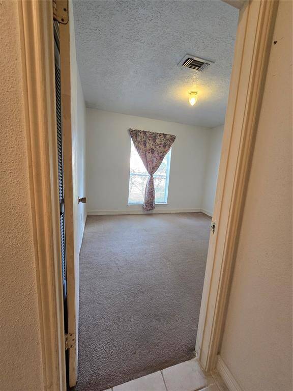 Secondary bedroom.