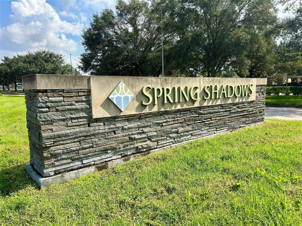 Located in the Spring Shadows neighborhood with an active civic association. The neighborhood HOA covers the constable patrol, esplanade beautification and mosquito spraying.