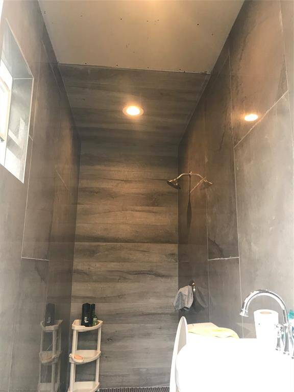 Outdoor full bath