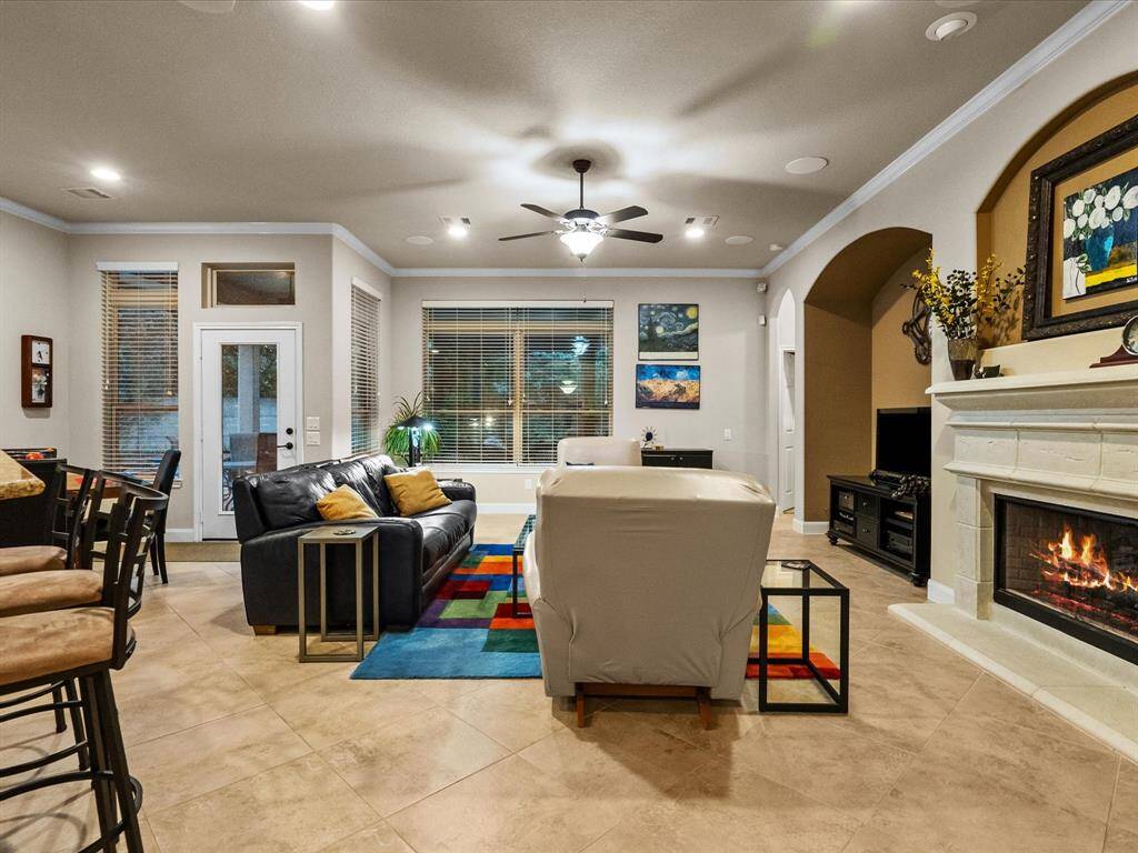 Open and Roomy Living Area with 9' Ceilings and Crown Molding