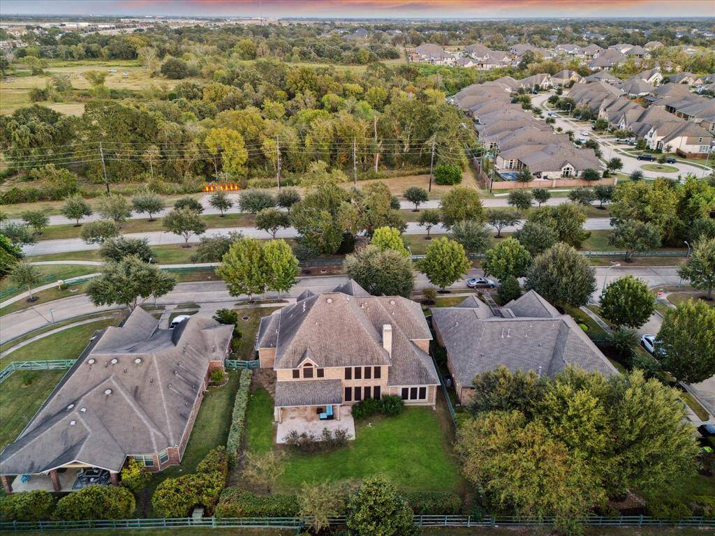 Zoned to Lamar ISD, Go Chargers! Don't miss out on the opportunity to call 5423 W Farm Way yours! Schedule a tour today!