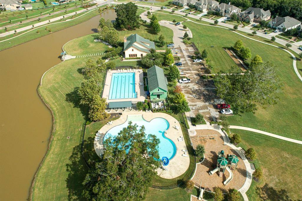 Great amenities such as the Lodge, fitness center, Jr. Olympic swimming pool, recreational pool & playground. Neighborhood swim team, Go Fulbrook Force!