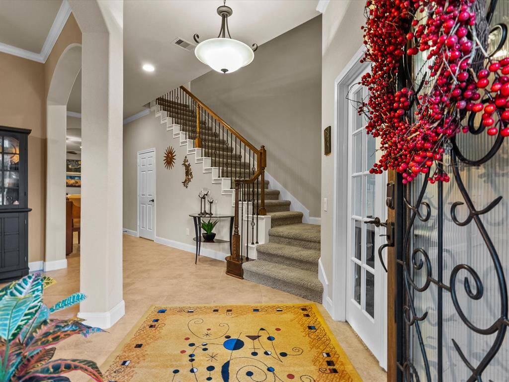 Open Entry with 9' Ceilings.