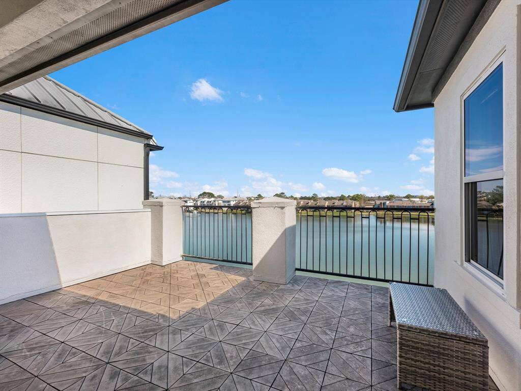 The rooftop terrace is equipped with a gas stub, perfect for outdoor dining and entertaining while enjoying stunning downtown skyline views!