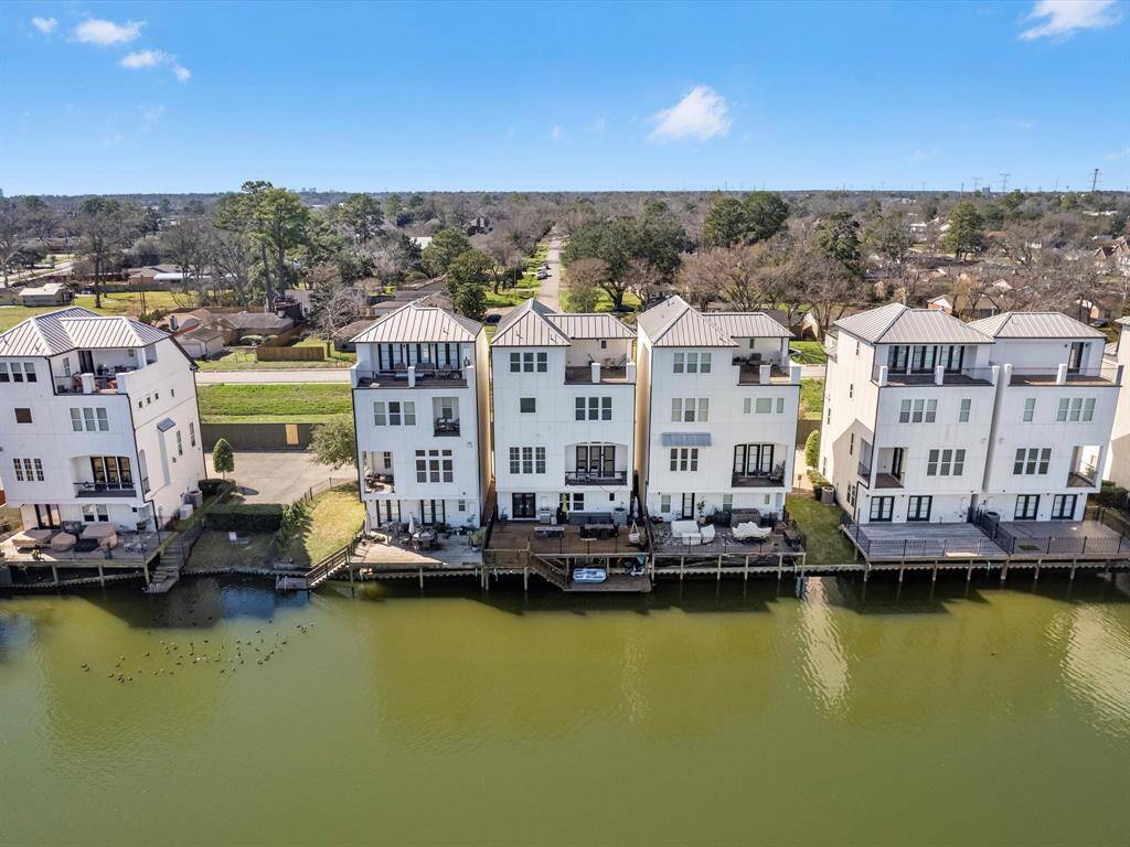 Lakefront living minutes away from all the convenience the city offers!