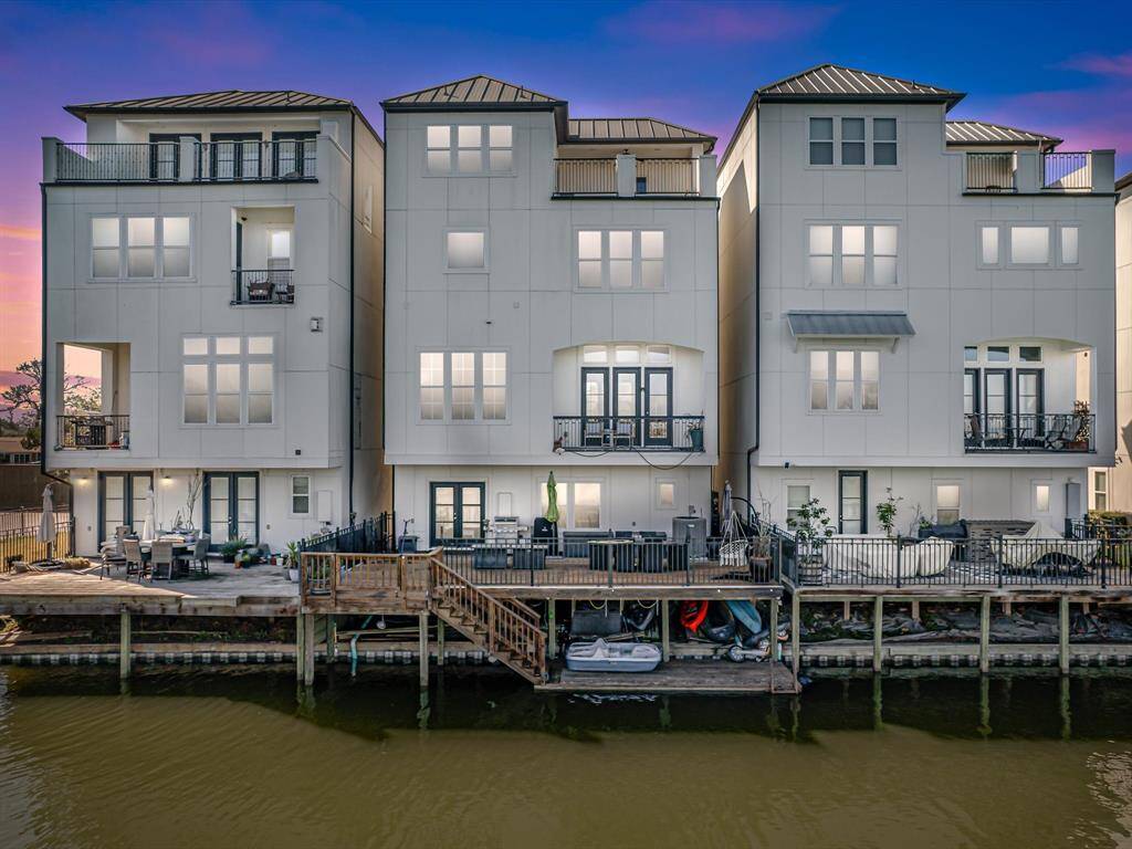 The community’s largest private boat deck—perfect for hosting unforgettable gatherings with family and friends.