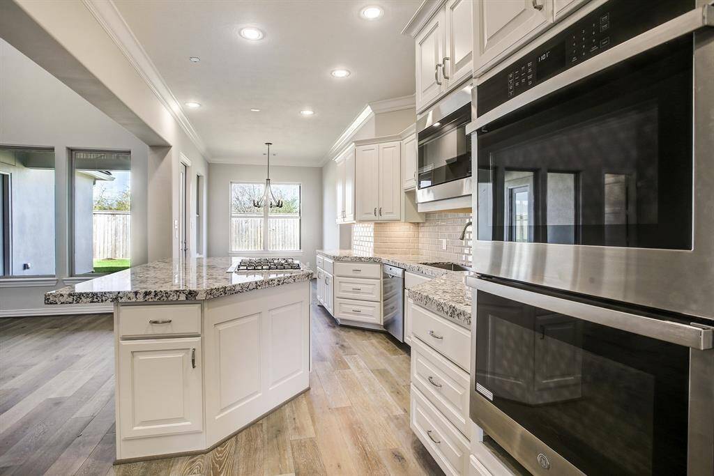 Ample of counter and cabinet space
