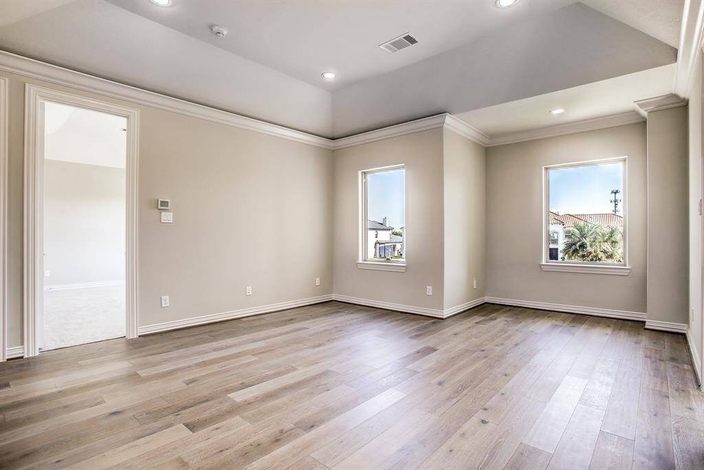 Bedroom #4 with Hollywood bathroom