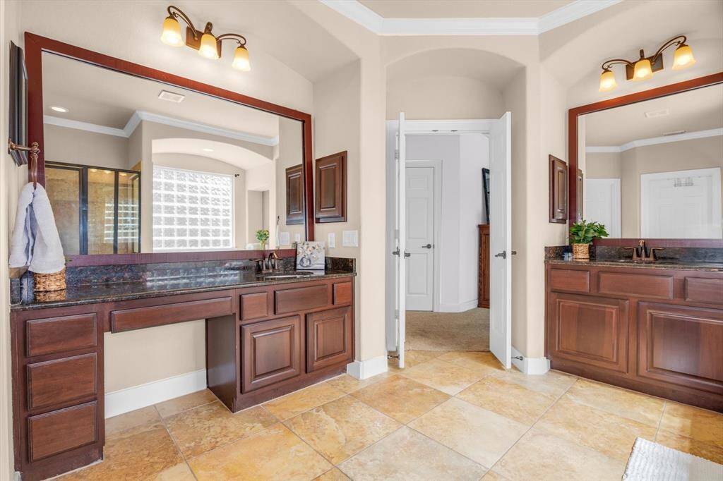 Notice the plentiful cabinet and coutner space