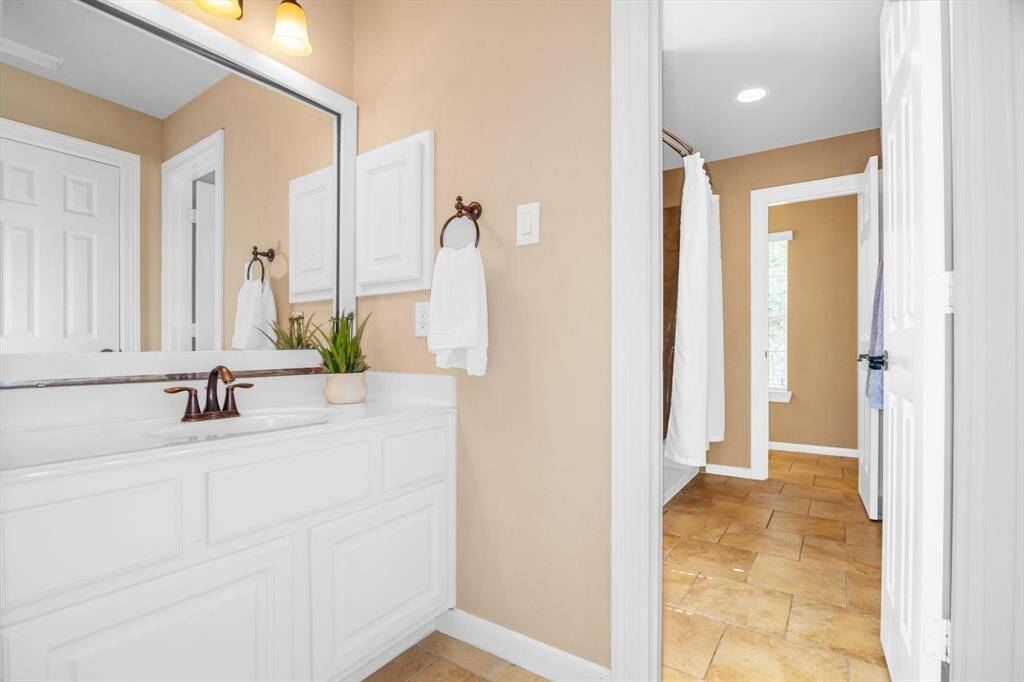 Upstairs Hollywood bath - so each room has it's own sink and vanity space - great for kids