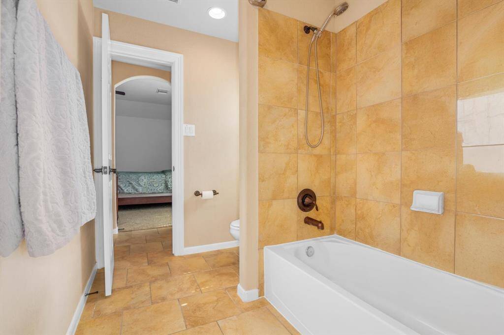 Same bath - upstairs Hollywood bath - center portion with tub/shower