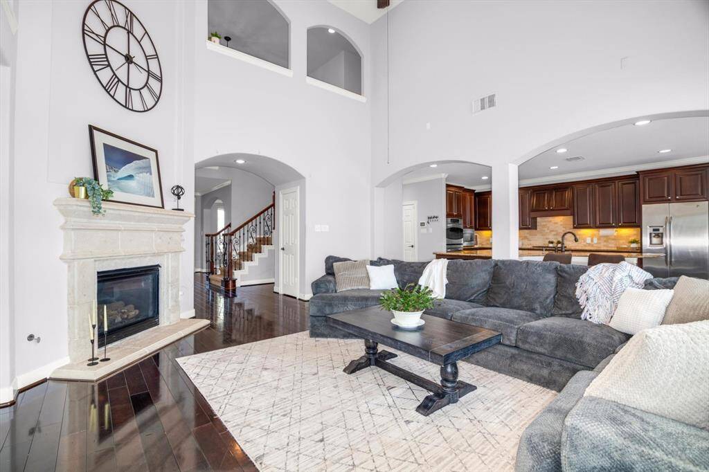 Versatile floor plan suited for flexible living. 4 bedrooms, private gameroom with bed and full bath separate from the others, office/study, formal dining, private master suite and large open kitchen, AND, it's on a cul de sac.