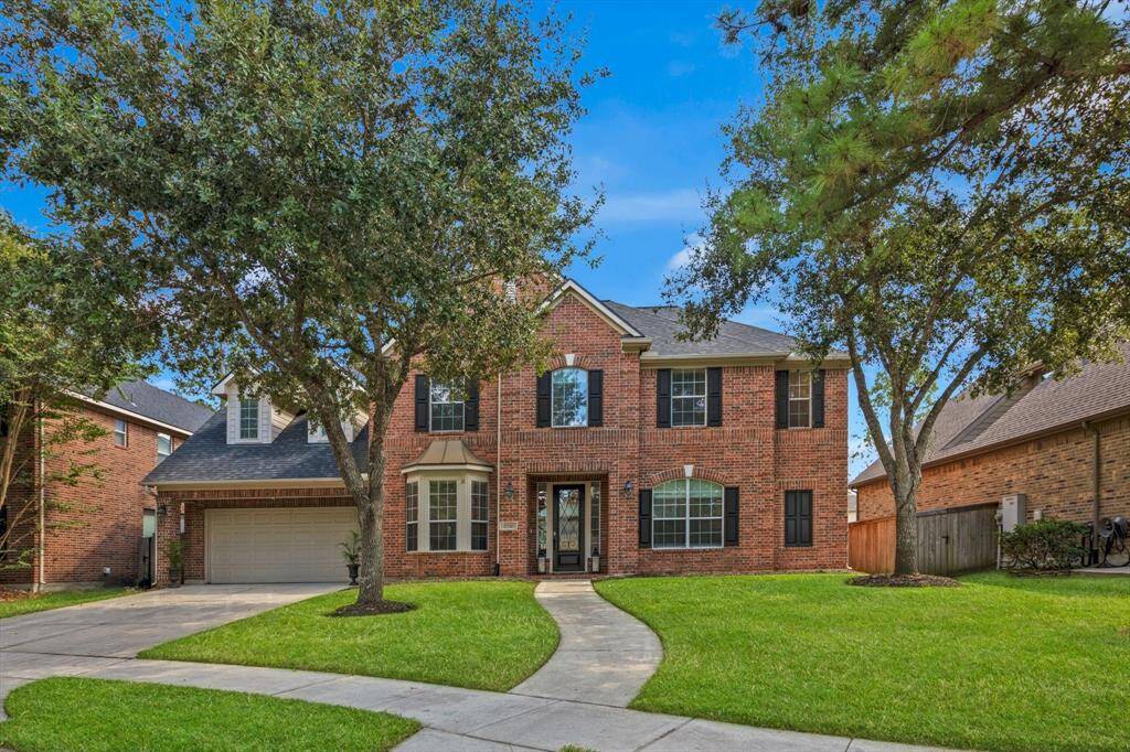 Location, location with quick access to downtown Houston.  Home never flooded and it's move-in ready.  Close proximity to all your everyday living conveniences and entertainment.Home Sweet Home