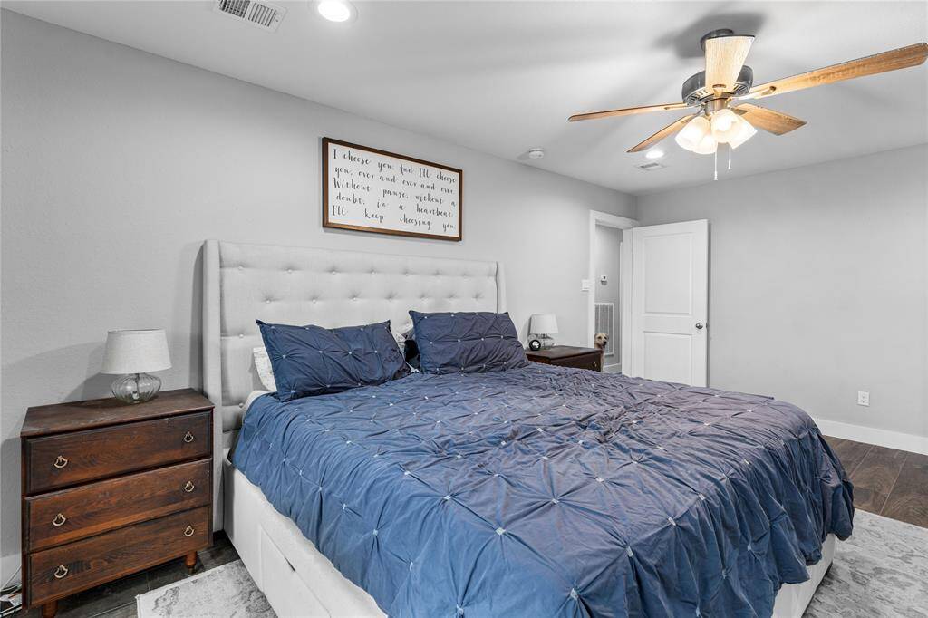 Large primary bedroom.