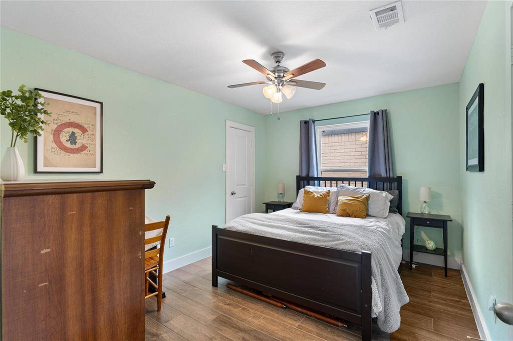 Spacious secondary bedroom w/ walkin closet.