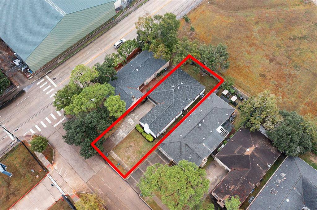 Ariel view showing no front or back neighbors.