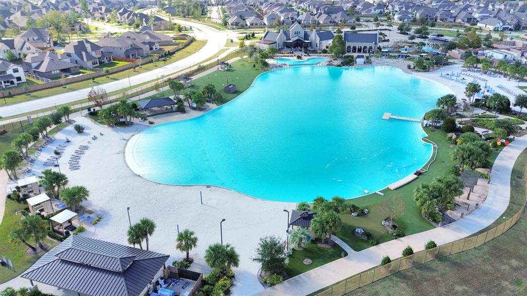 The amenities in Balmoral are truly exceptional, and include their signature Crystal Clear Lagoon - this tropical paradise inspired pool offers residents a unique, luxurious retreat right at home!